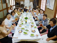 みまーもステーションの活動（公園の花壇づくり、収穫した野菜を使って食事会、草木染めに挑戦）２