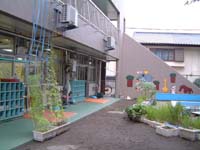 園庭と保育室