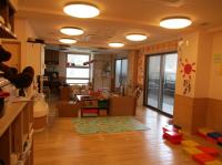 壁を配さない保育室です。